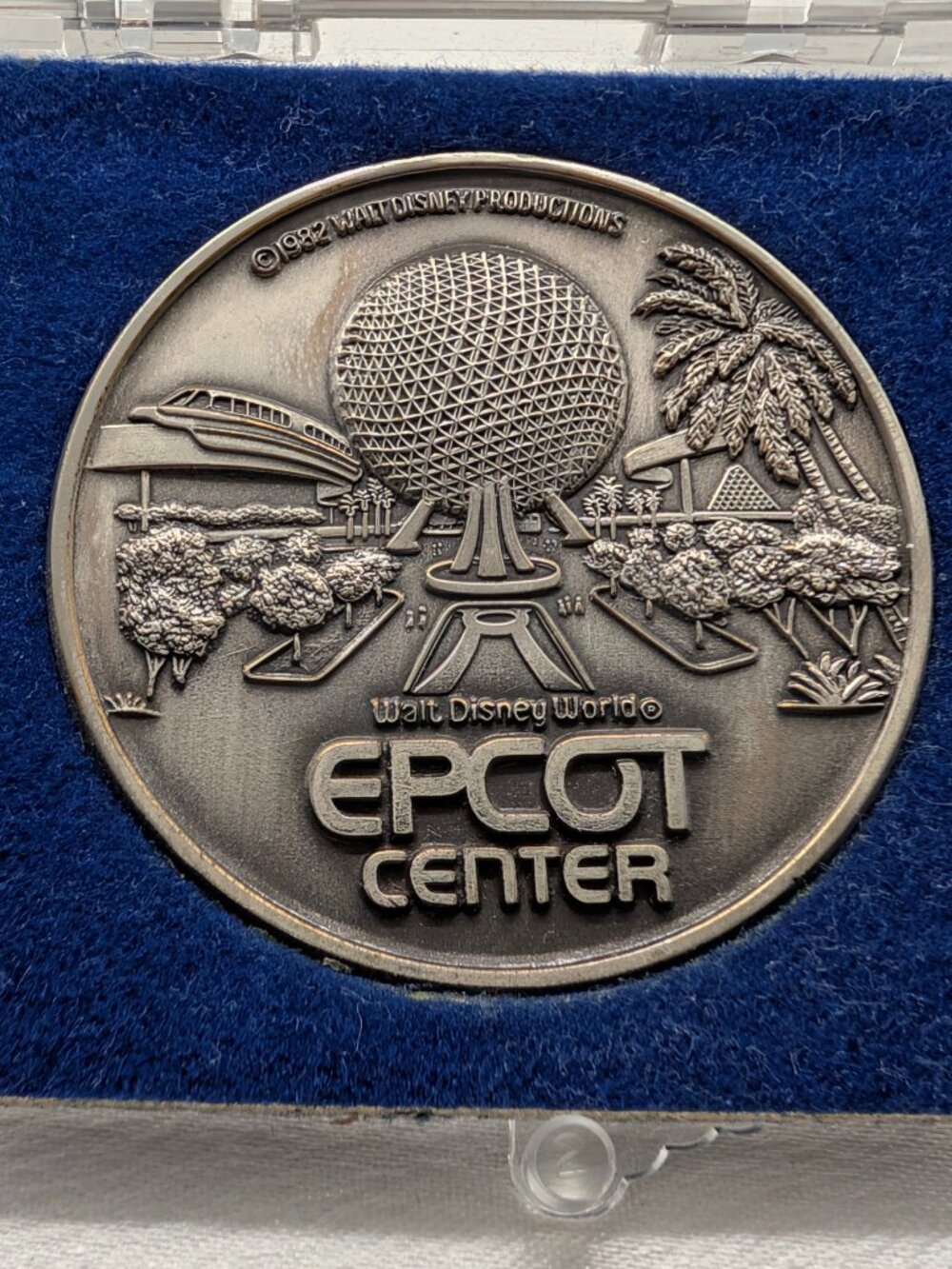 NEW Vintage  1982 Walt Disney Epcot Souvenir Coin Medallion - Picture 4 of 6